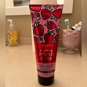 Bath & Body Works Strawberry Pound Cake Body Cream